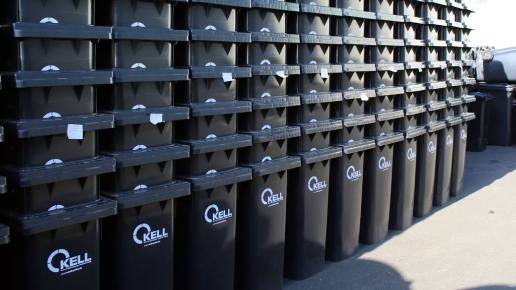 Große Anzahl bereitgestellter Mülltonnen für kommunale und gewerbliche Abfallentsorgung – saubere Logistik und klare Kennzeichnung für reibungslose Abholung.