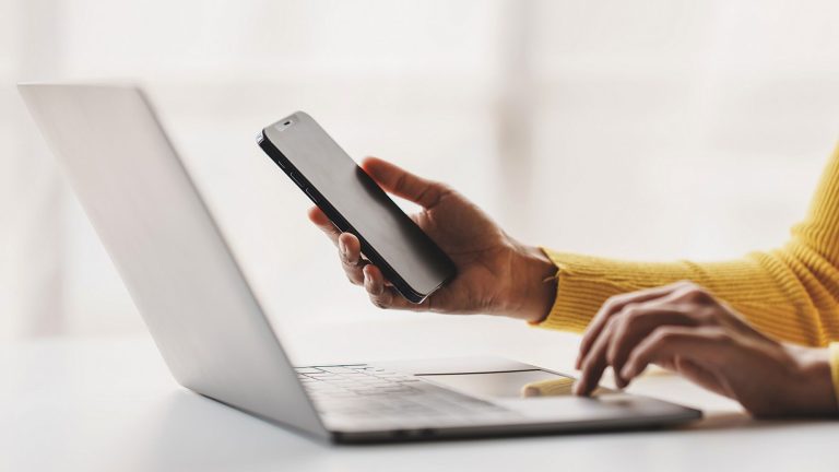 Nutzer nutzt Laptop und Smartphone für Ticket-Erstellung, Statusabfrage und Kommunikation im Serviceportal – schneller Online-Support rund um die Uhr.