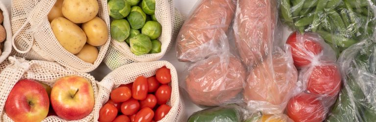 Obst und Gemüse in Stoffnetzen neben in Plastik verpackten Lebensmitteln – Symbolbild für Abfallvermeidung und weniger Verpackungsmüll.